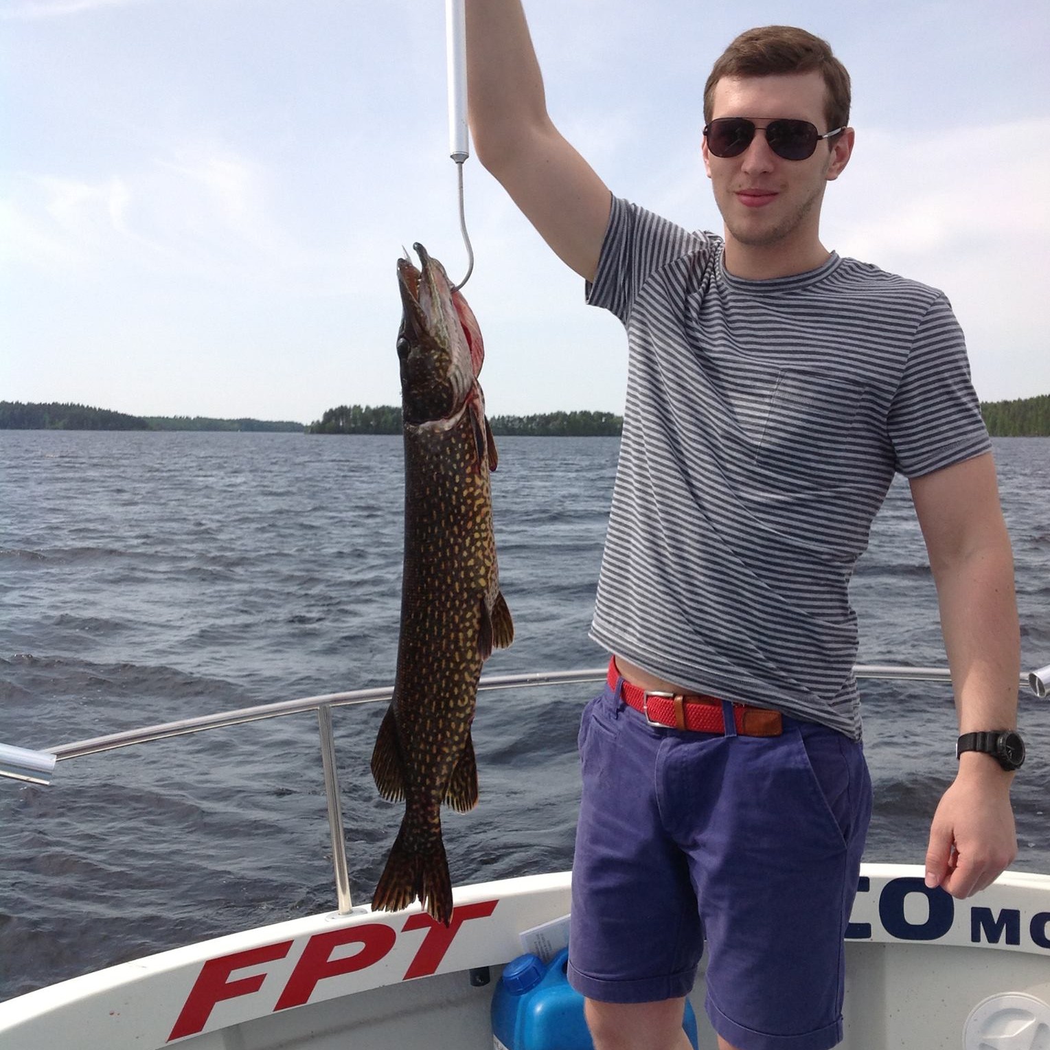 Angler hält einen Hecht, gefangen während einer Angeltour in Finnland