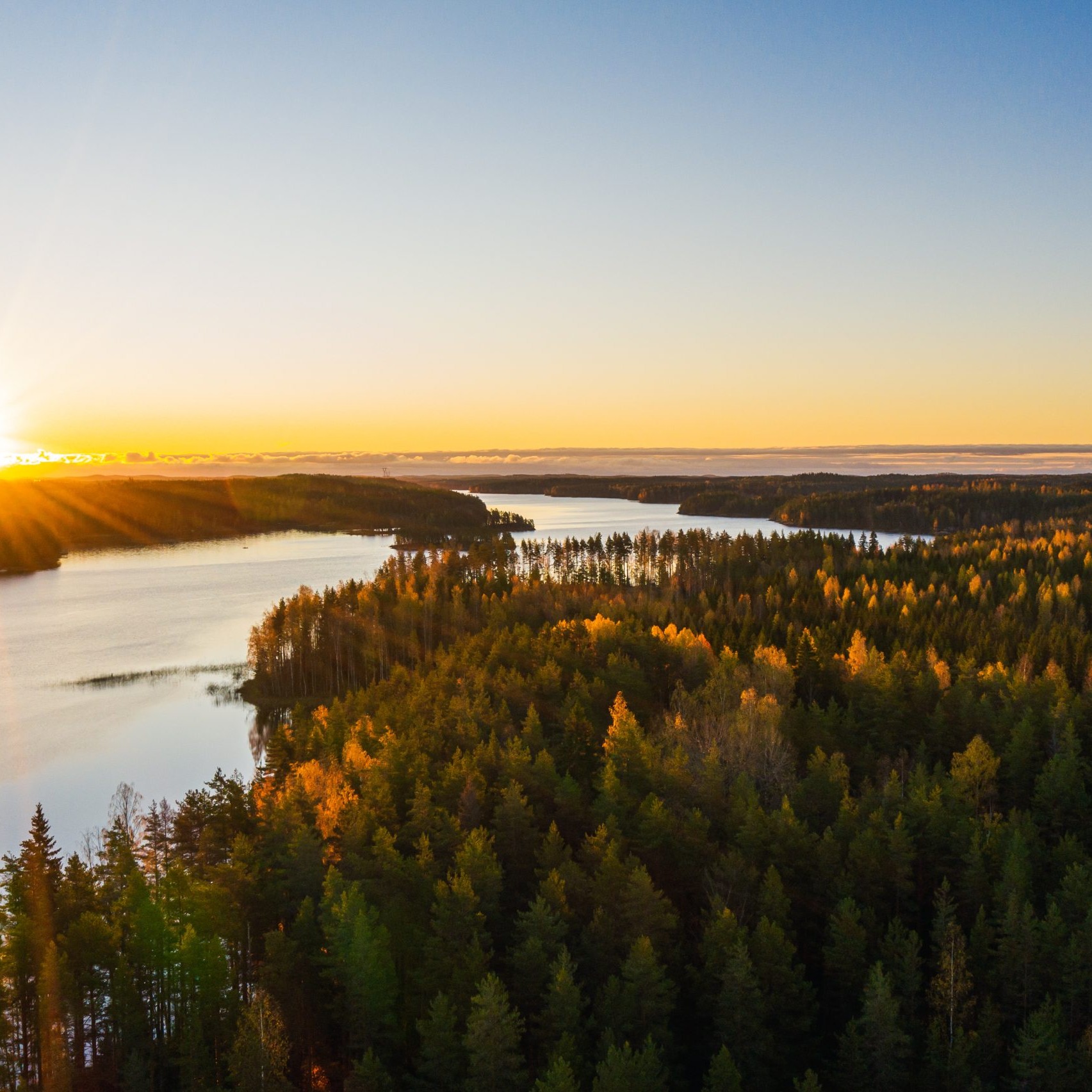 Malerische Landschaften der finnischen Seenplatte – ein Paradies aus Wasser, Inseln und Stille.