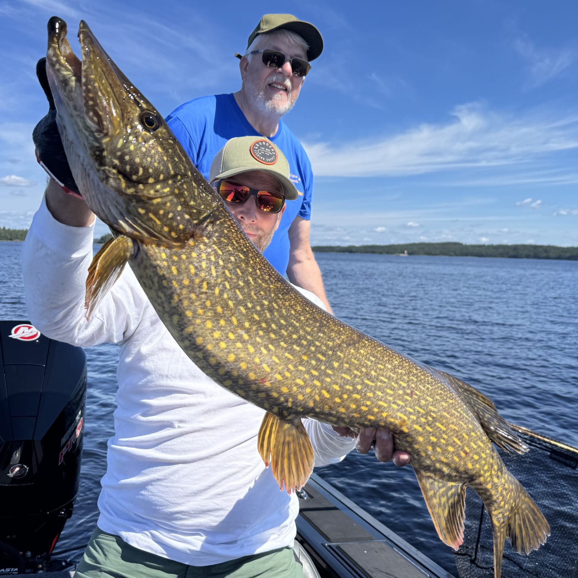 Angler beim Schleppangeln auf dem Saimaa-See in Finnland, umgeben von ruhiger Natur und klarem Wasser
